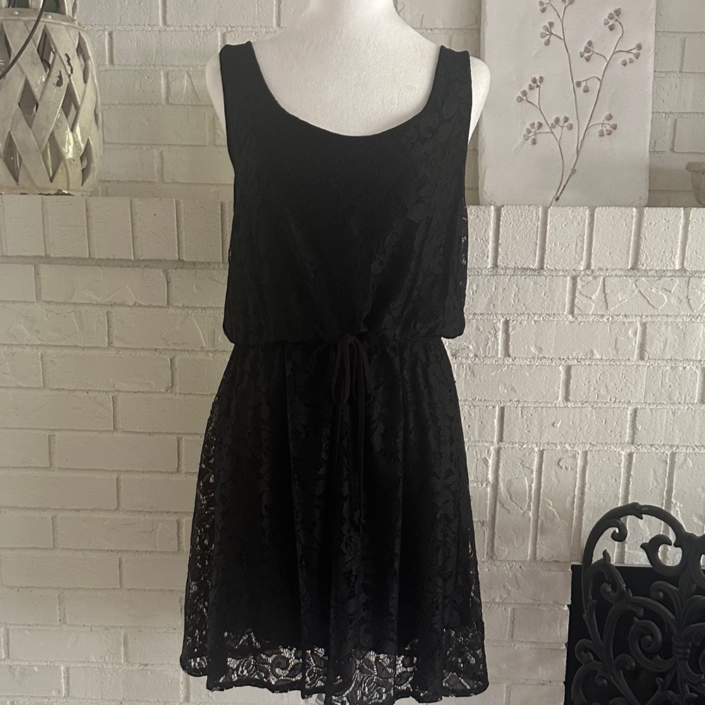 Classic Black Lace Sleeveless Dress
